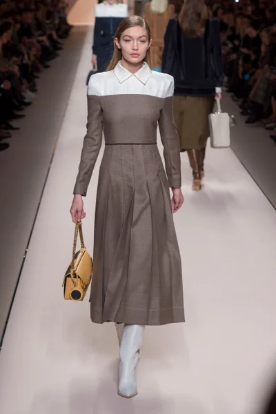 Look 18